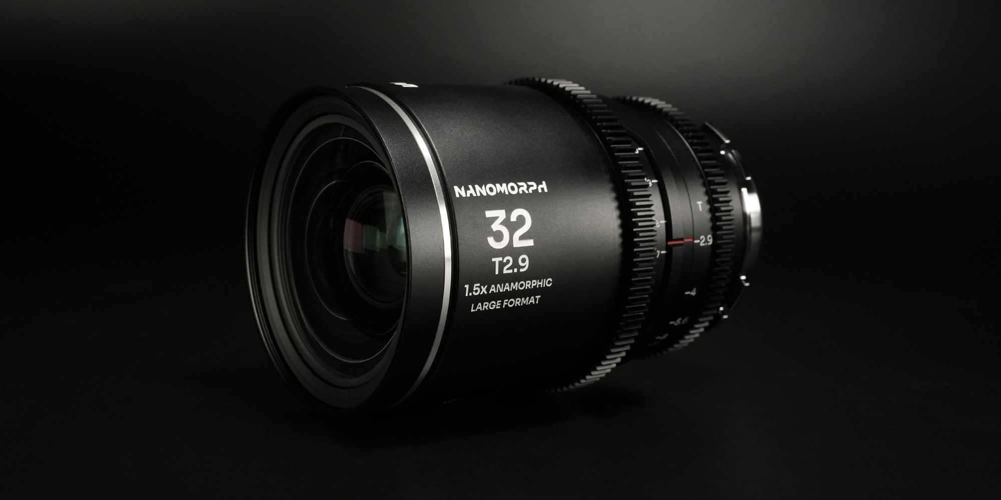 Obiektyw Laowa Nanomorph 32 mm T2,9 1,5x LF Silver do Arri PL/Canon EF zdjęcie produktowe na czarnym tle